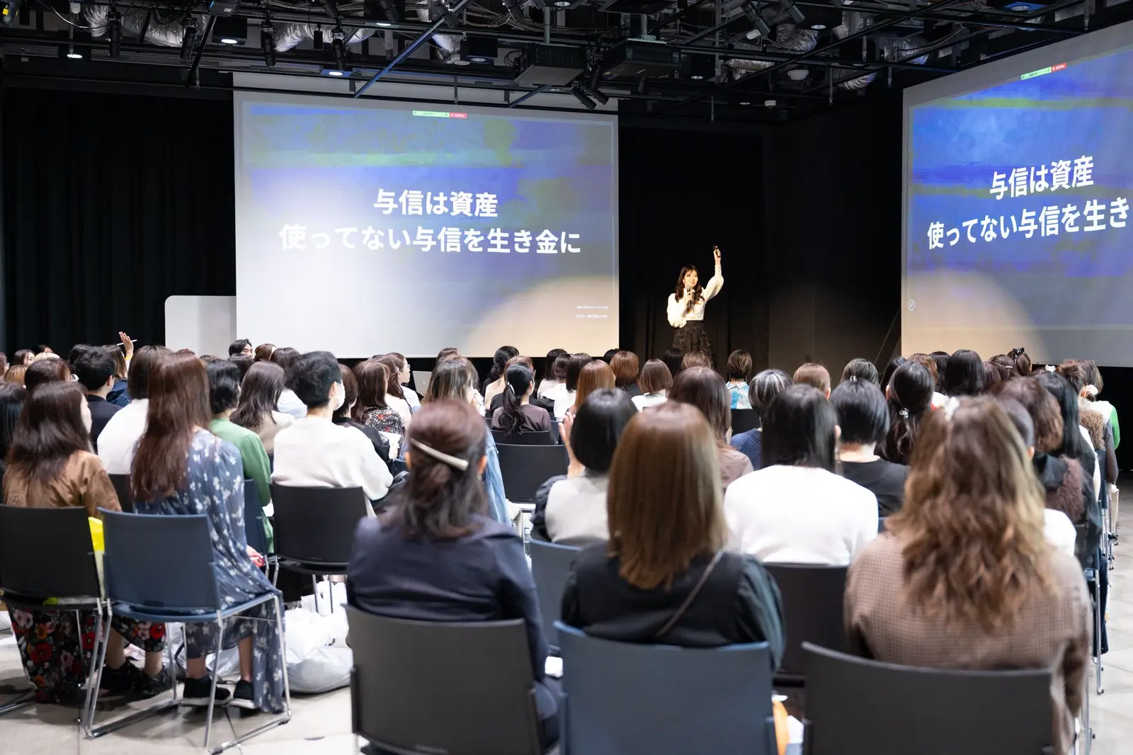 スライドの前で話す登壇者